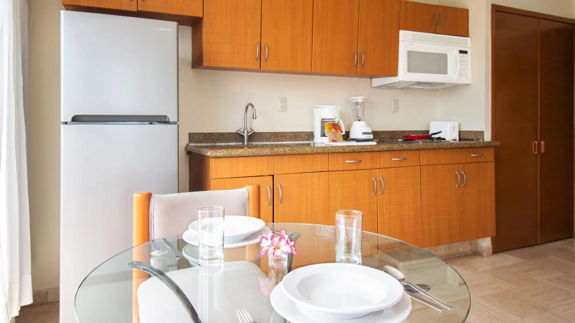 Plaza Pelicanos Grand Beach Resort All Inclusive Puerto Vallarta 4*,